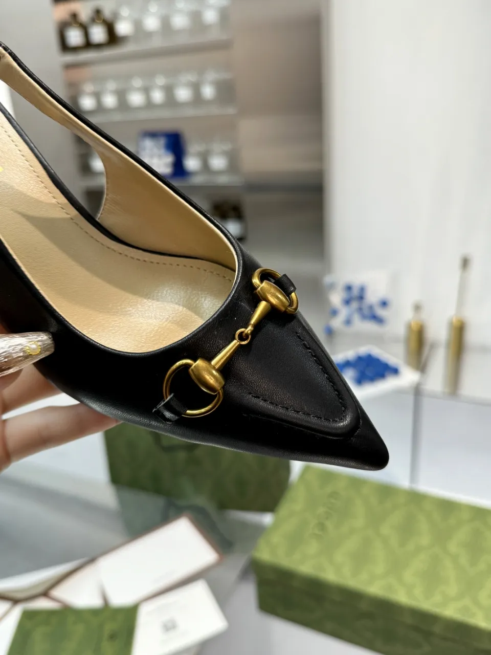 👟👟Ex-factory price 440👟👟 (genuine leather sole +40) Gucci Signoria pumps are named after the central square of Florence, recreating the classic and elegant style of the birthplace of the brand. Combining shiny patent leather with a pointed toe, these shoes are embellished with Gucci's signature chain, adding a stylish edge to your new season wardrobe. Upper: Made of first-layer imported patent cowhide/sheepskin lining. Outsole: rubber non-slip outsole/genuine leather outsole. Size: 35-42 (34/41 42 customized, non-refundable)